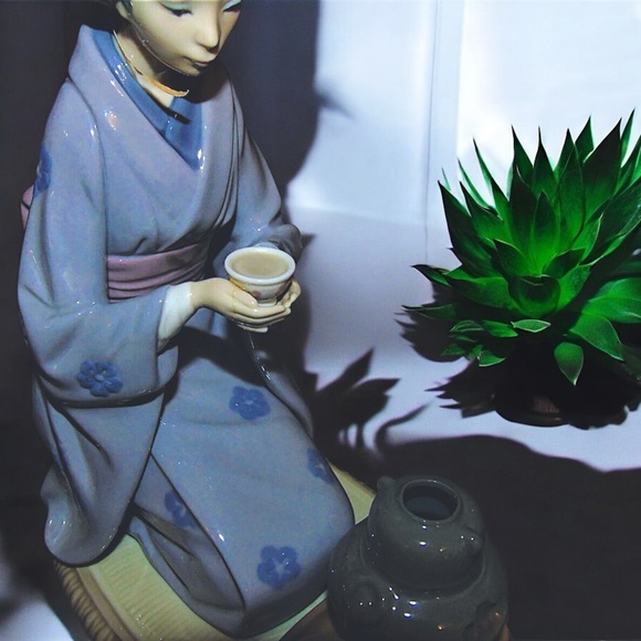 Retired Lladró August Moon or Geisha Japanese Girl Serving Tea #5122 - Picture 7 of 16